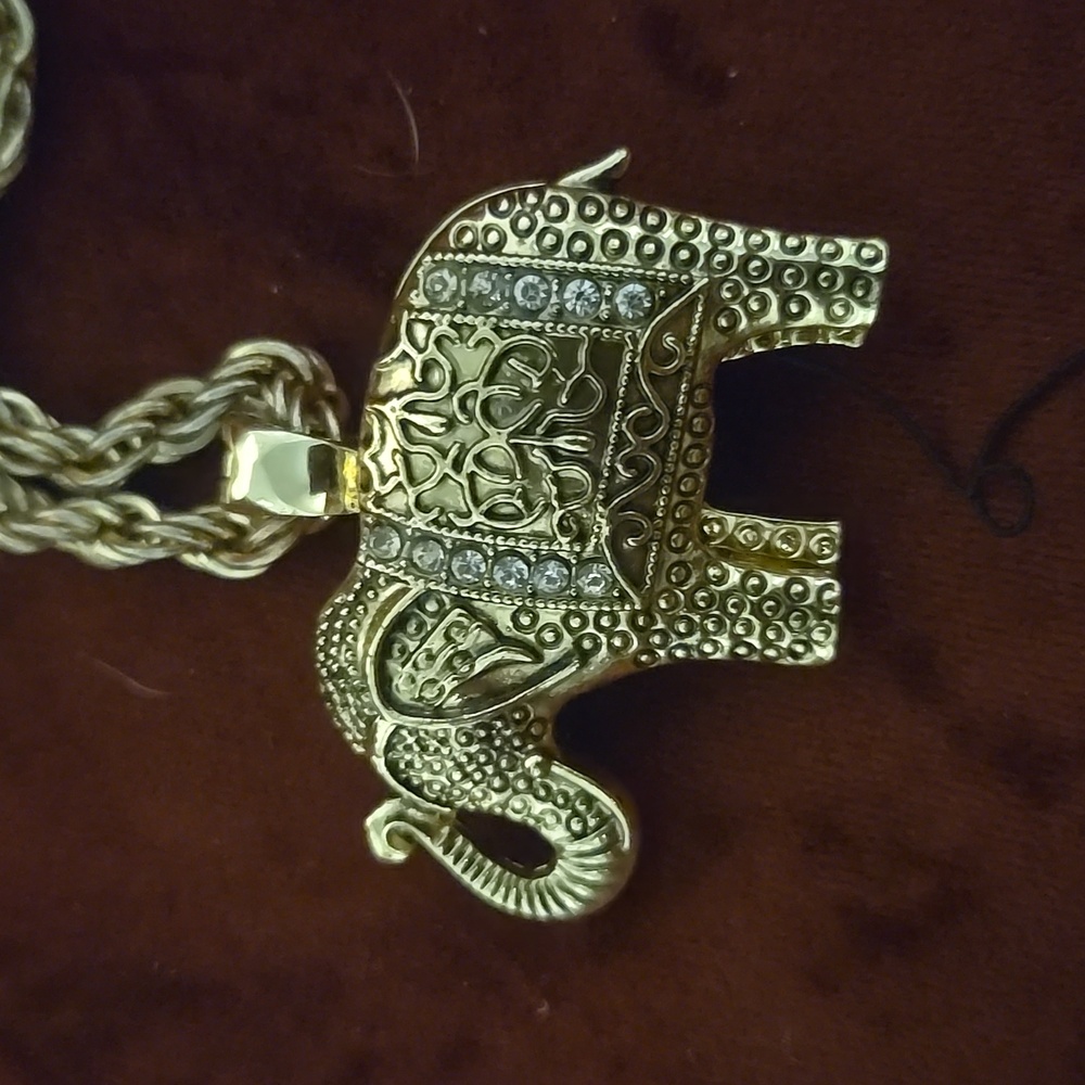 Vintage Roman Gold Tone Filigree Elephant Pendant Necklace💫 - Picture 4 of 6